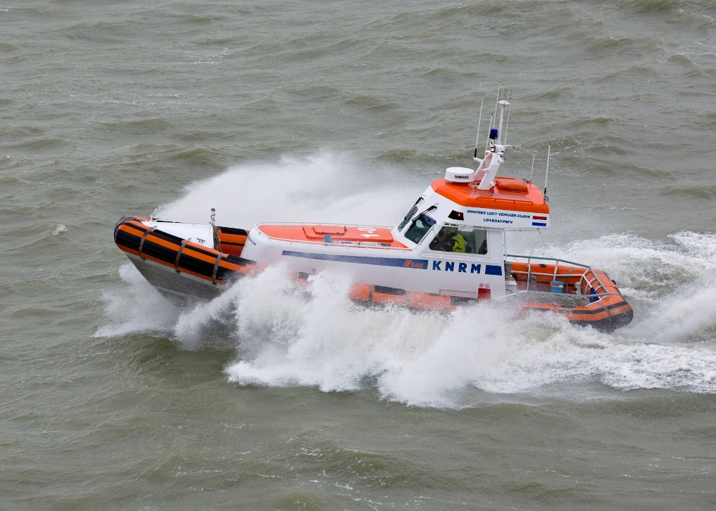 Boot van de Kustwacht op het water