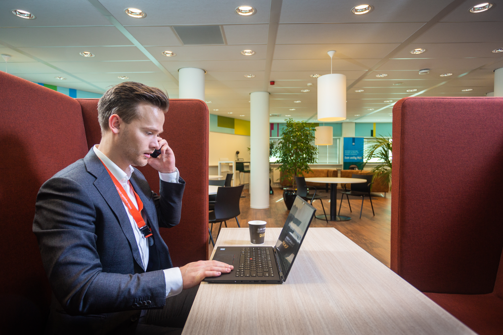 Frank aan het werk achter zijn laptop