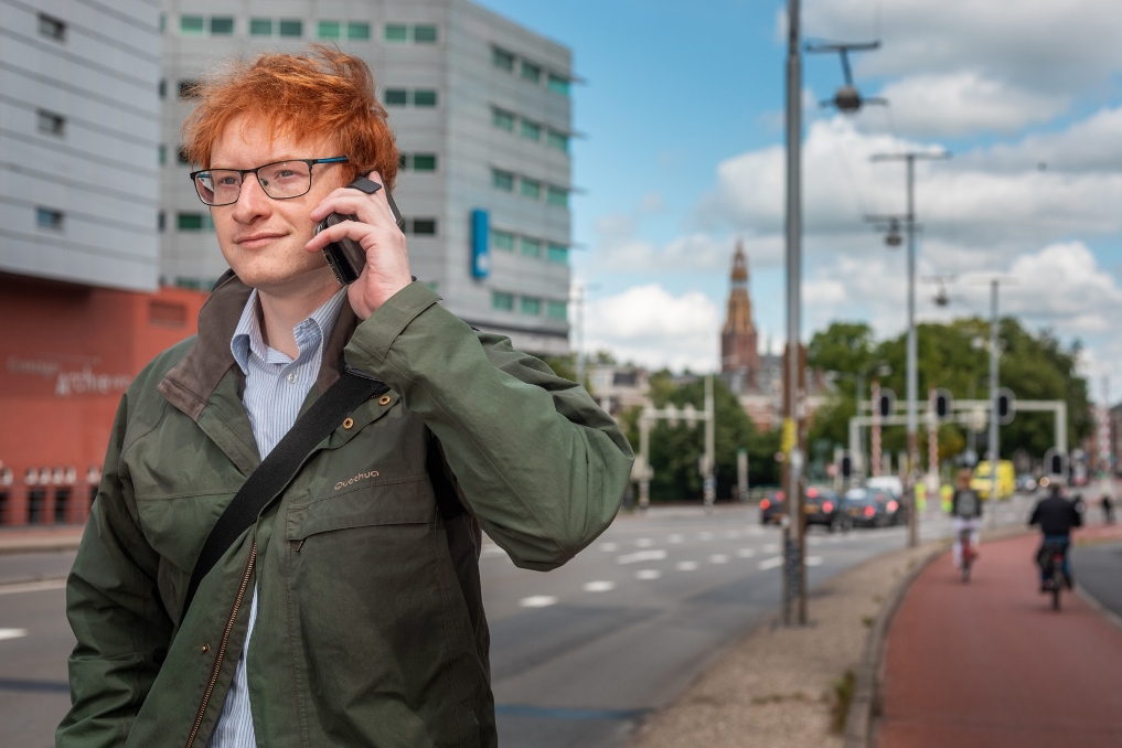 Rowan buiten op straat aan het bellen