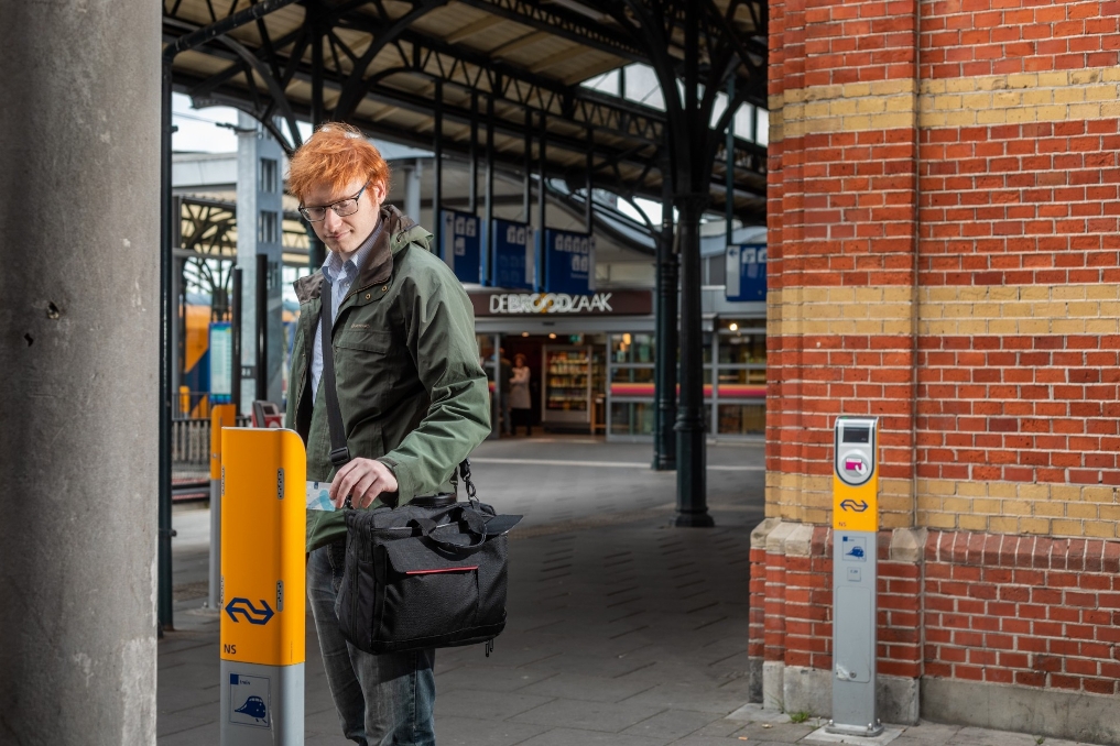 Rowan reist met de trein naar zijn werk