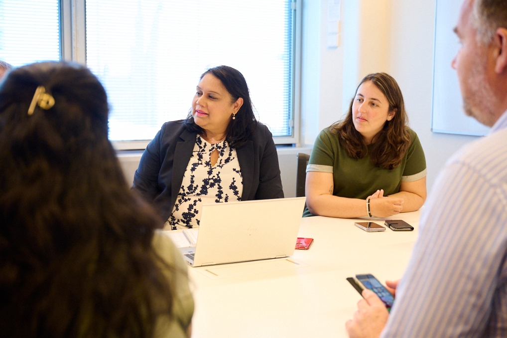 Savitri en Alicia van het team Informatiebeveiliging & Privacy bij het ministerie van Economische Zaken en Klimaat