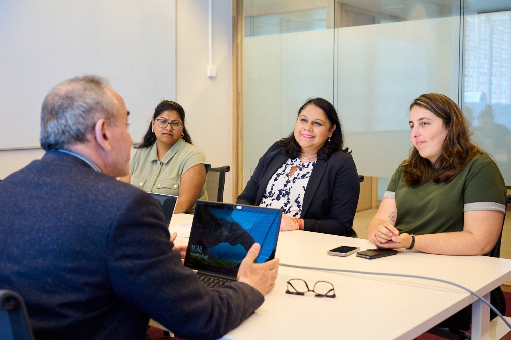 Savitri en Alicia van het team Informatiebeveiliging & Privacy bij het ministerie van Economische Zaken en Klimaat