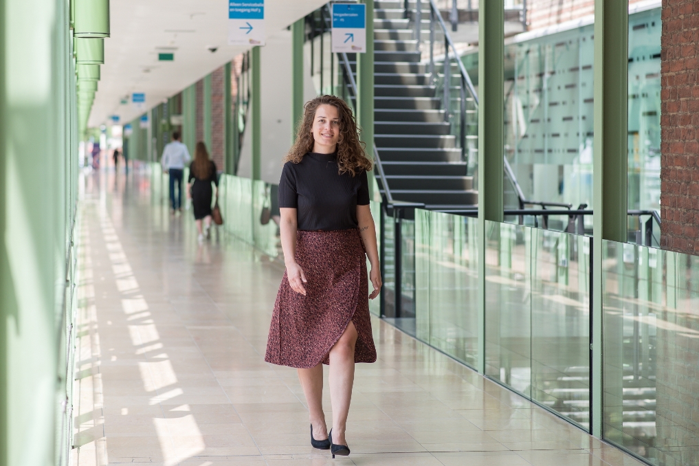 Elisa van der Meer, beleidsmedewerker bij het team Chemie en Circulariteit bij EZK, lopend door de gang op kantoor
