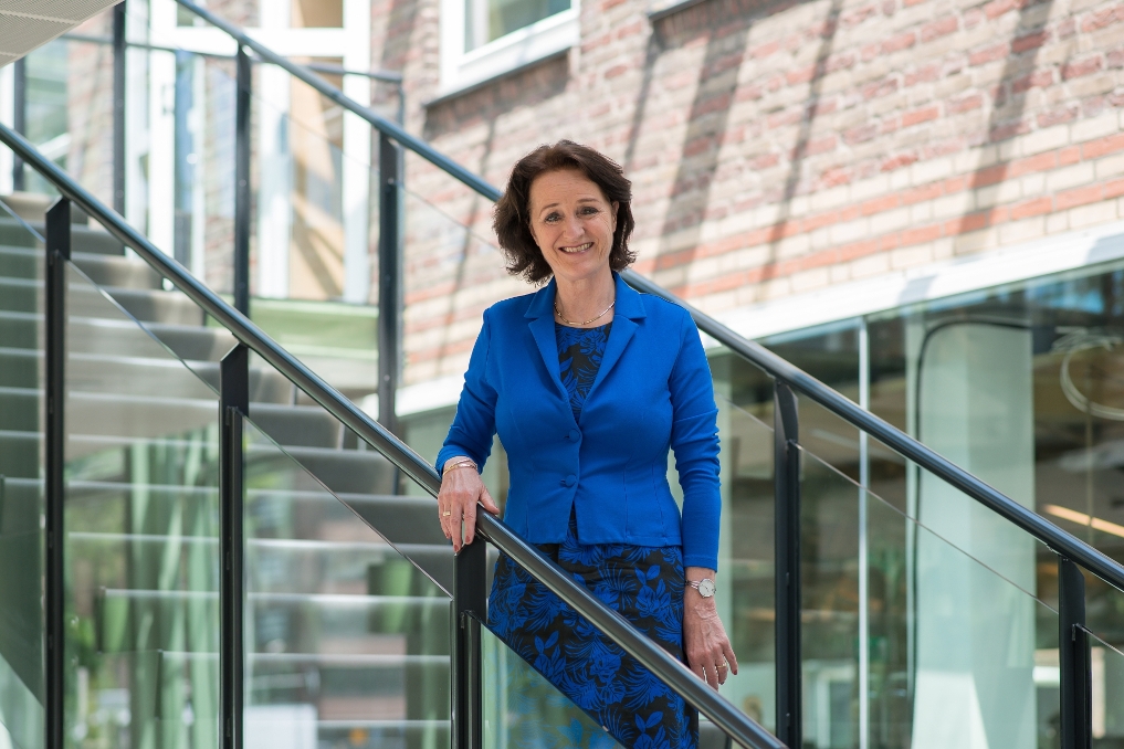 Wytske van der Mei op de trap bij de Directie Verduurzaming Industrie van het ministerie van EZK