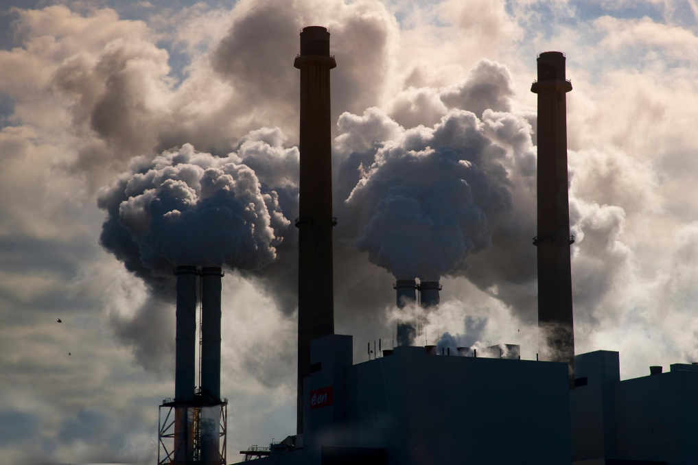 Fabriek met zware uitstoot. Bij EZK werken aan verduurzaming van de industrie