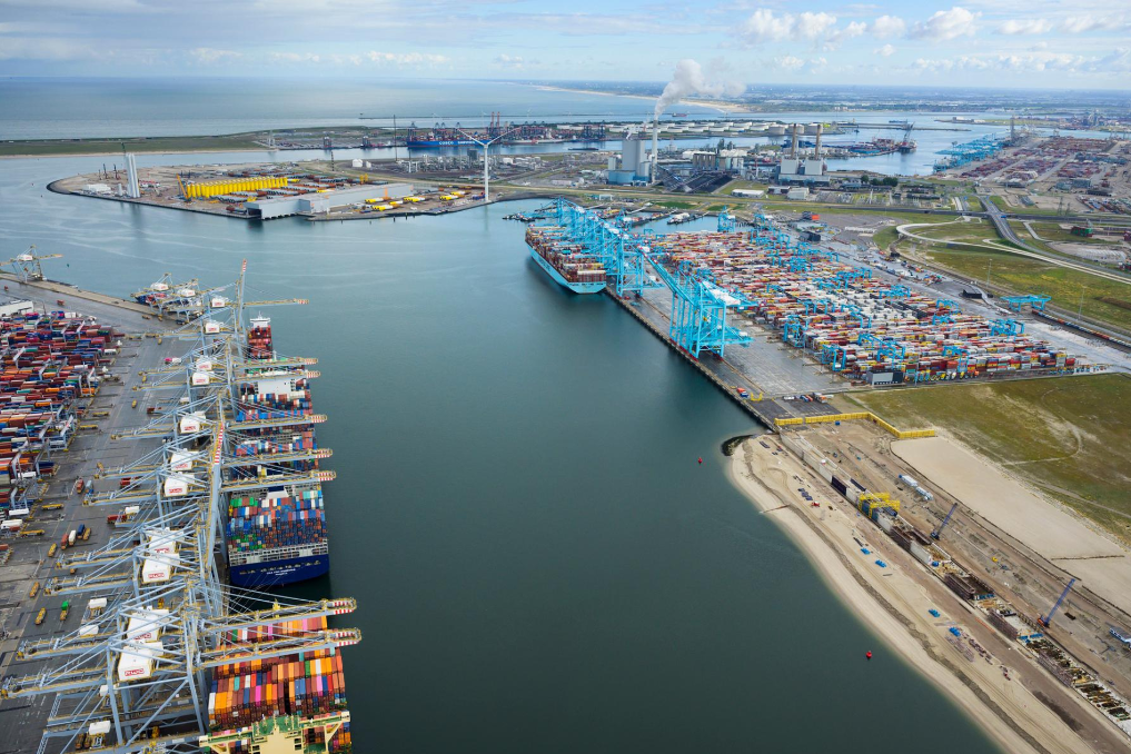 De Maasvlakte. Bij EZK werken aan verduurzaming van de industrie