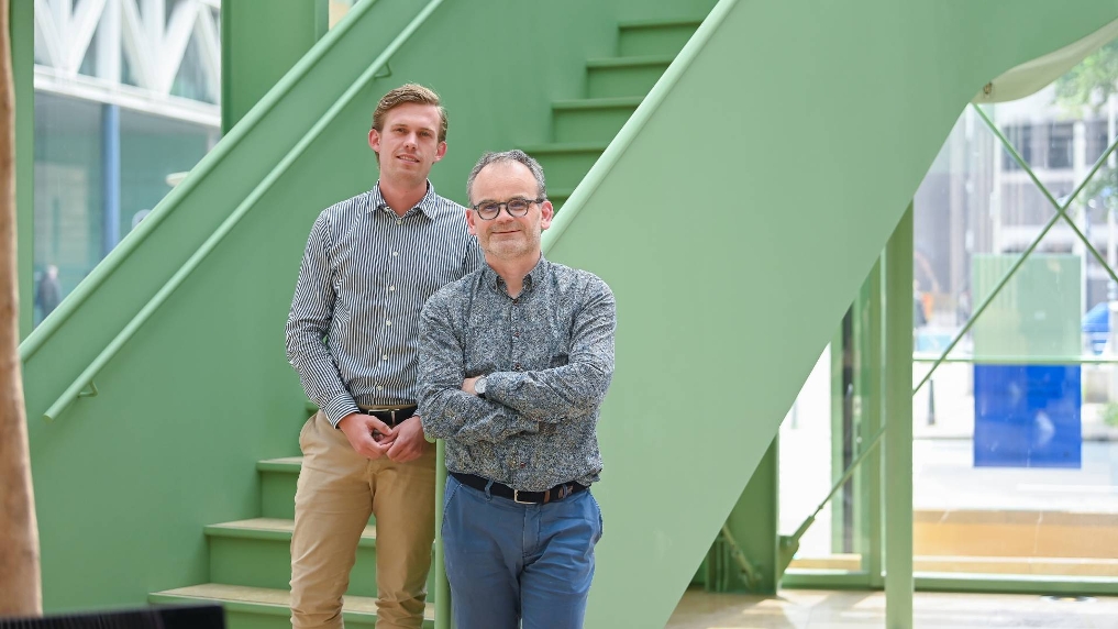 2 collega-beleidsmedewerkers van de Directie Transitie Diepe Ondergrond van EZK bij een trap