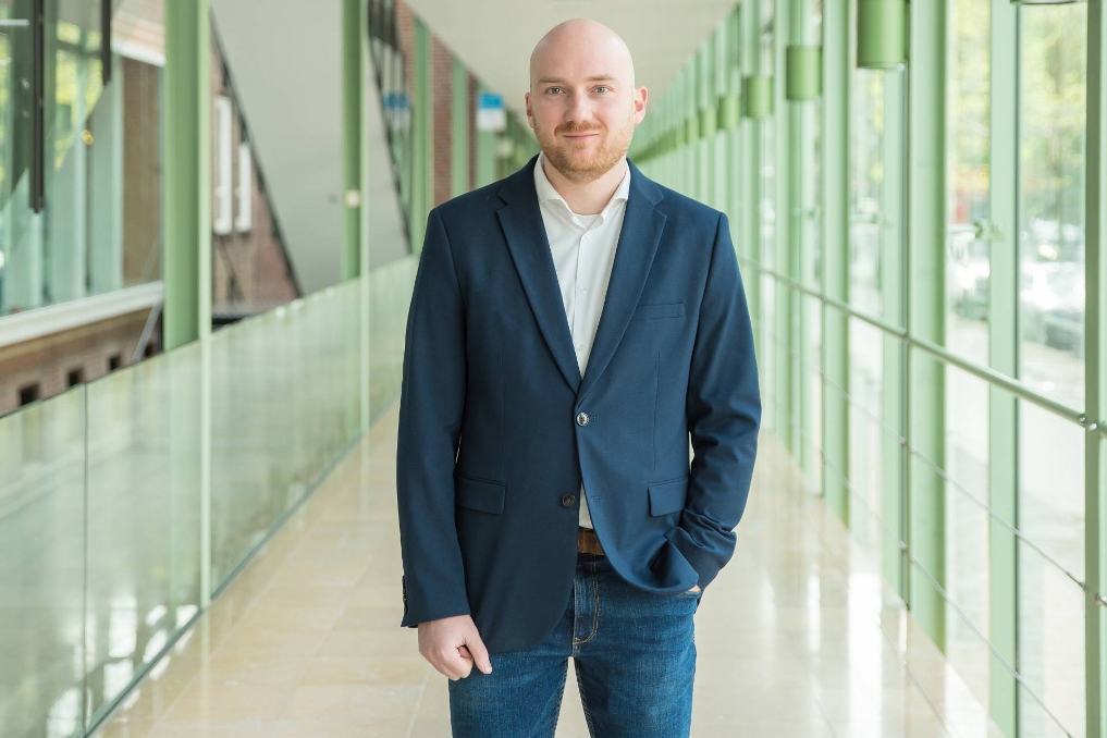 Portret van Gijs, beleidsmedewerker lucht- en ruimtevaart bij EZK