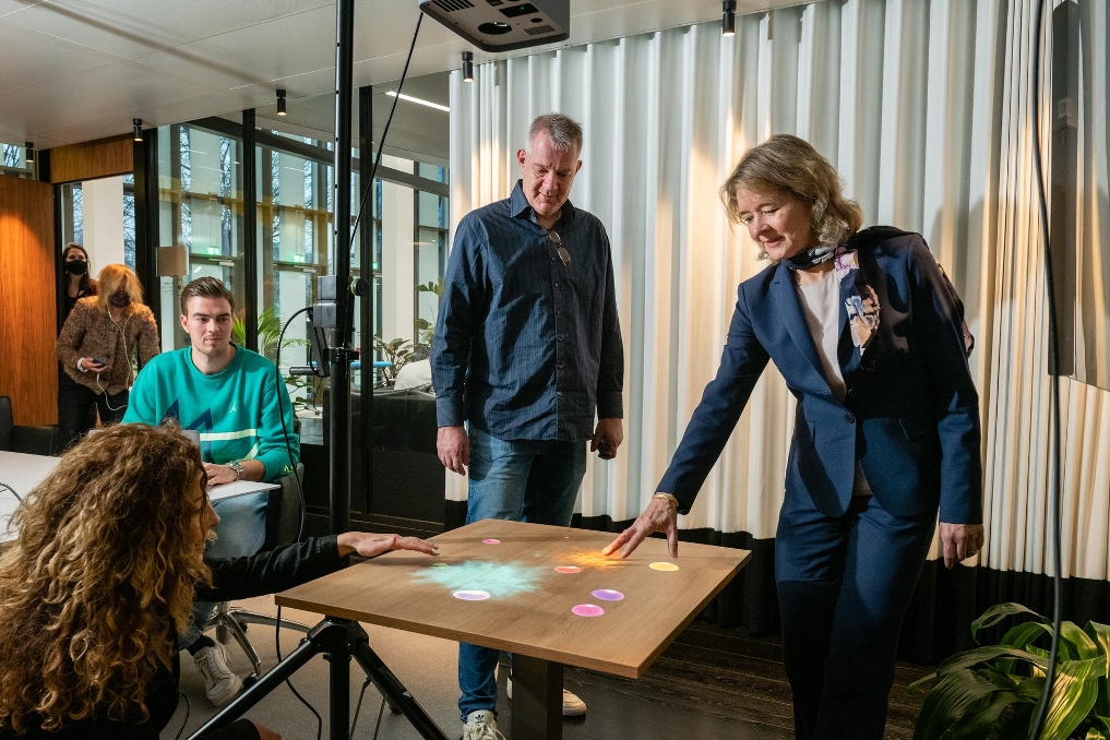 Henriette met collega's aan de Tovertafel