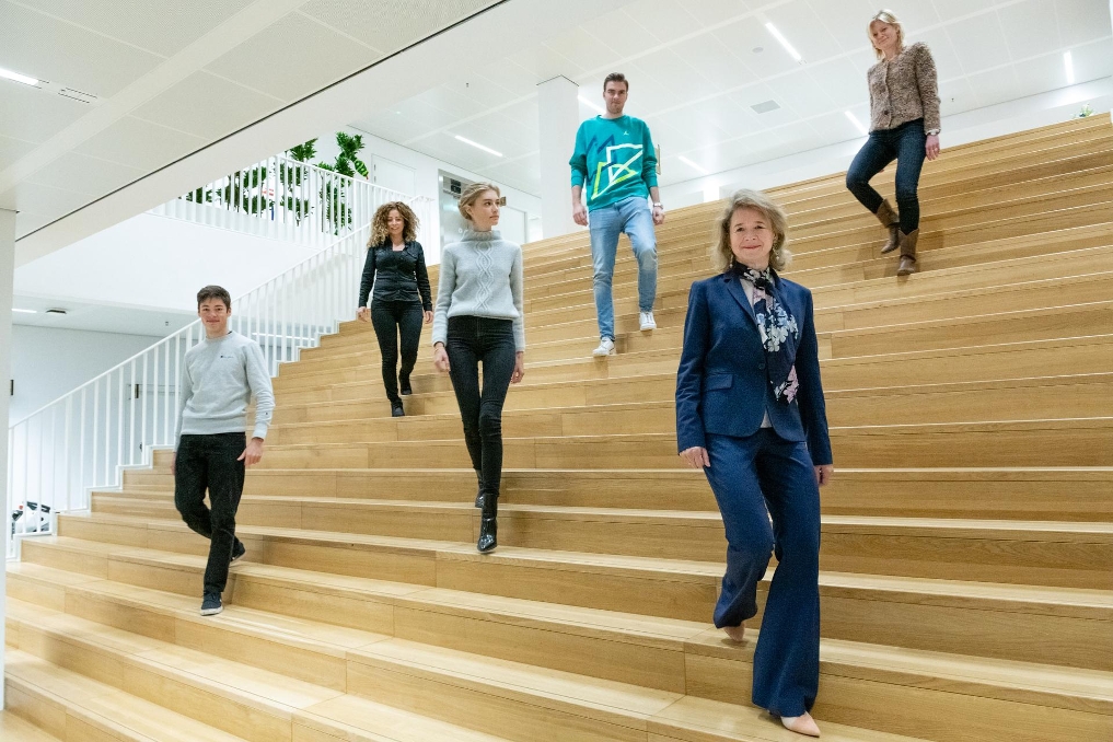 Henriette met jonge collega's