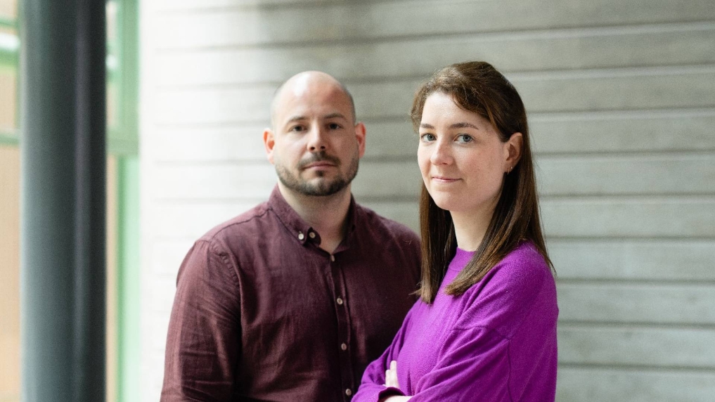 Portret van Sanne en Louis, beleidsmedewerkers Verduurzaming Industrie bij EZK