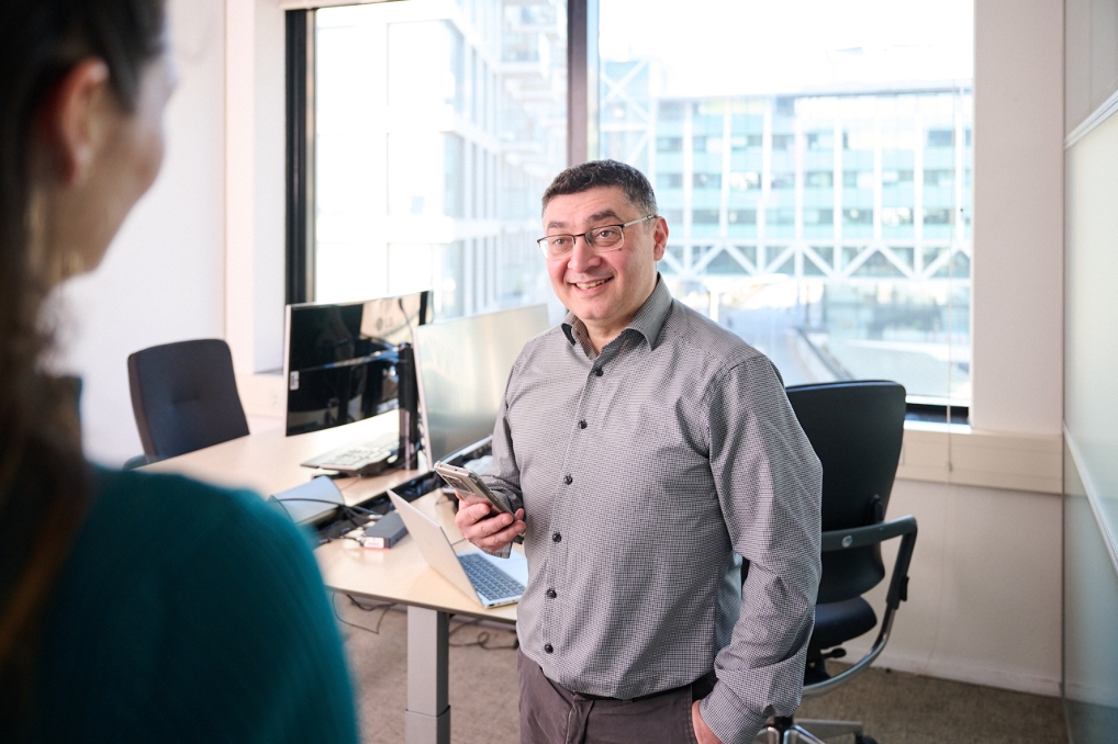 Veysel Altinok DevOps engineer bij DICTU in gesprek met collega