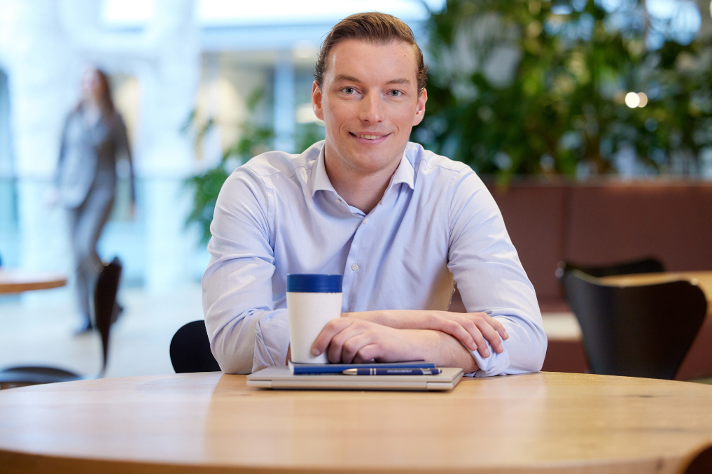 Portret van Dejan, beleidsmedewerker. Hij schreef mee aan de Miljoenennota bij het ministerie van Financiën