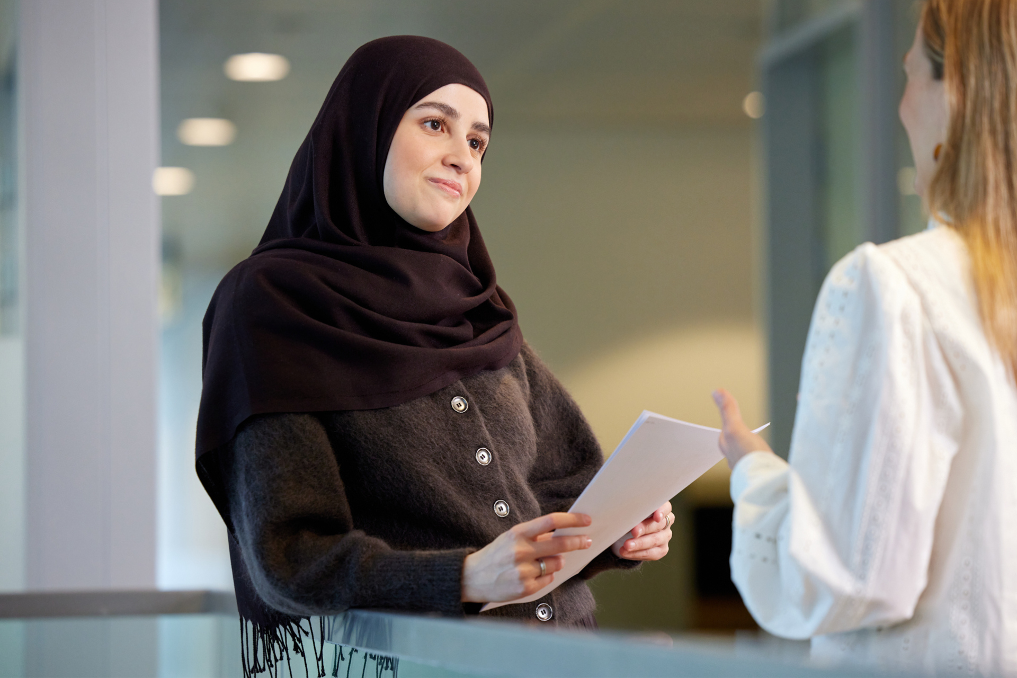Portret van Farhena. Ze werkt aan een nieuw belastingstelsel bij het ministerie van Financiën