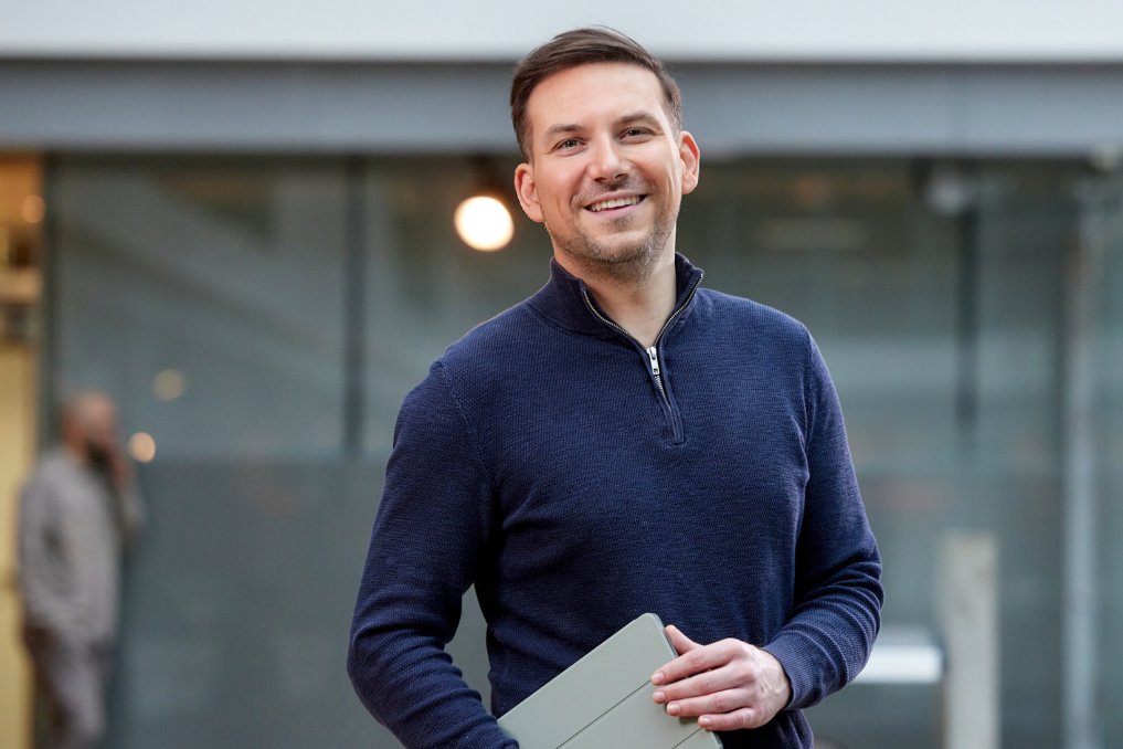 Portret van Giovanni, senior adviseur informatiehuishouding bij het ministerie van Financiën