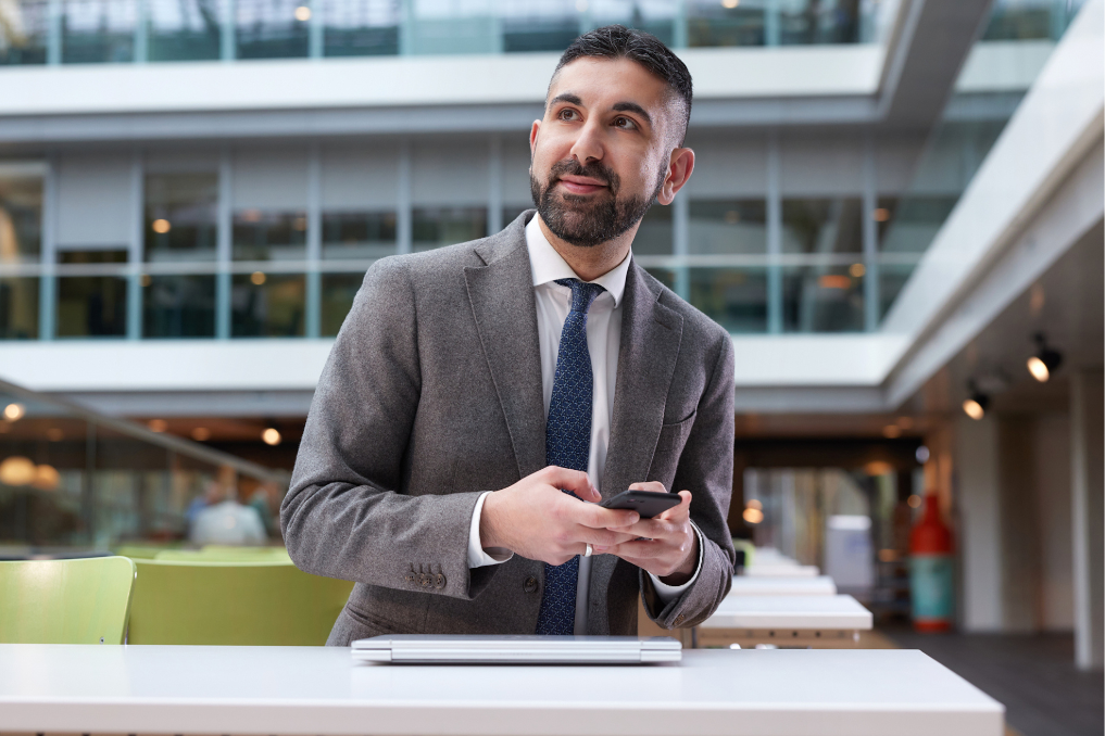 Portret van Hussein, financieel specialist bij het ministerie van Financiën