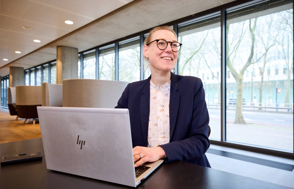Judith, informatiespecialist bij het miniserie van Financiën, aan het werk