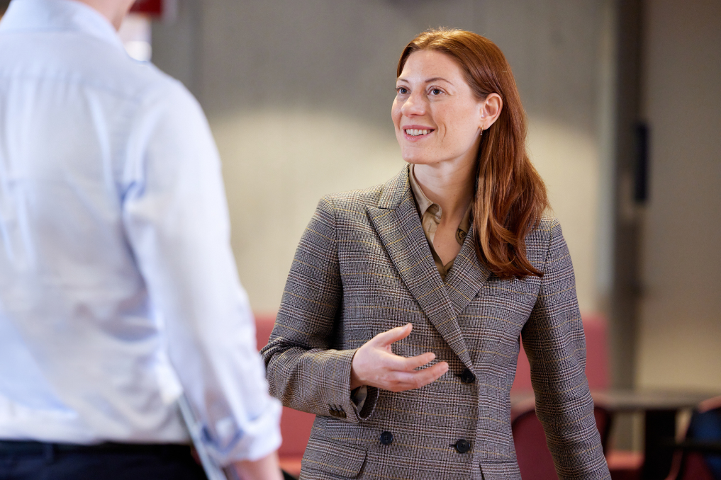 Portret van Joyce, beleidseconoom. Ze schreef mee aan de Miljoenennota bij het ministerie van Financiën