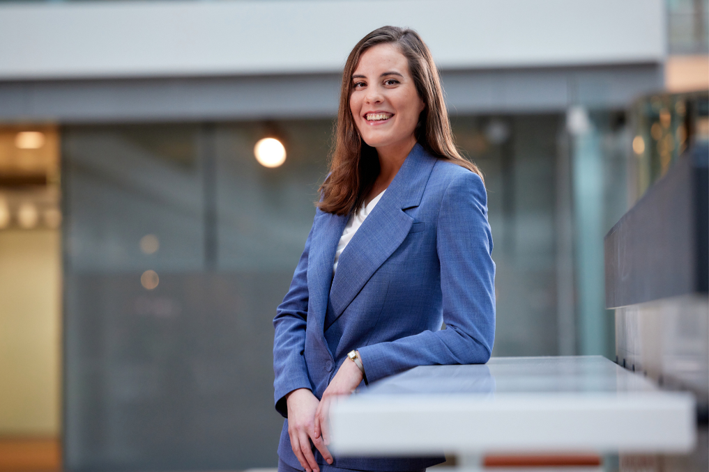 Portret van Laura, strategisch adviseur digitalisering bij het ministerie van Financiën