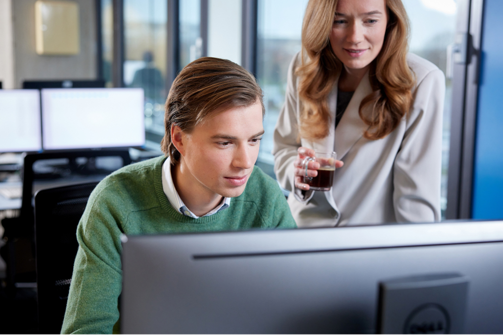 Marlot en Philip samen achter de laptop. Ze werken aan internationale afspraken rondom financiën bij de Generale Thesaurie