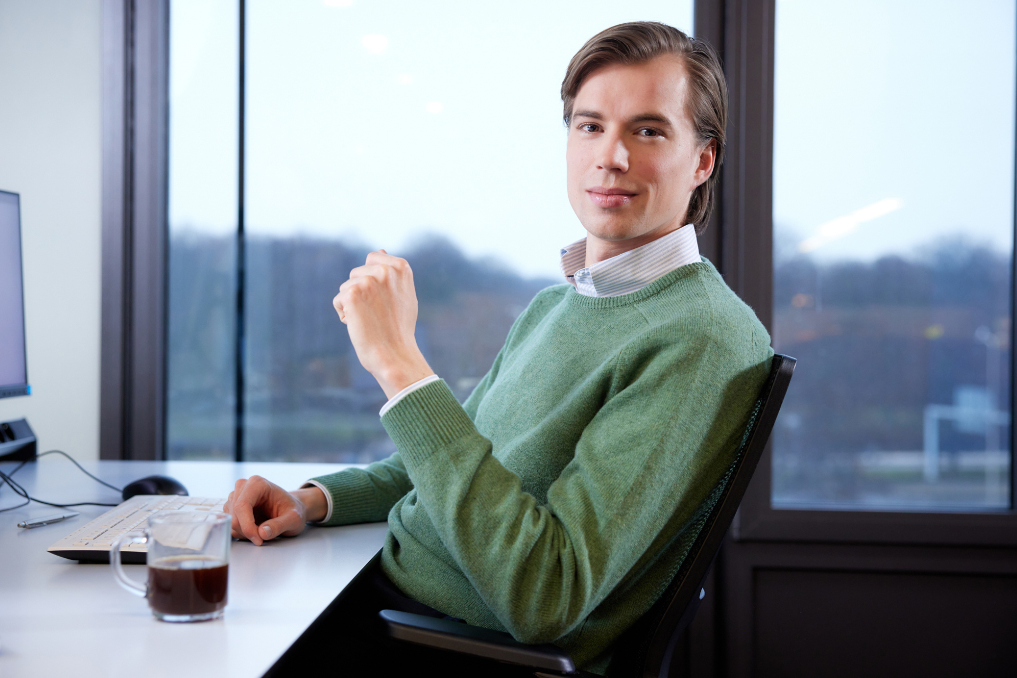Philip achter de laptop. Hij werkt aan internationale afspraken rondom financiën bij de Generale Thesaurie