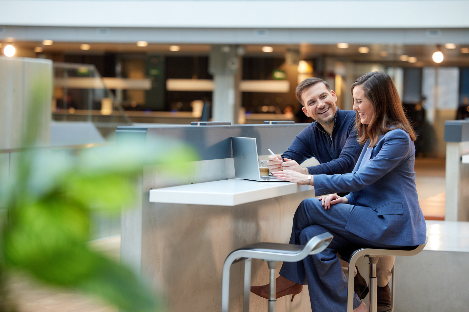 2 collega's bij het ministerie van Financiën aan een desk
