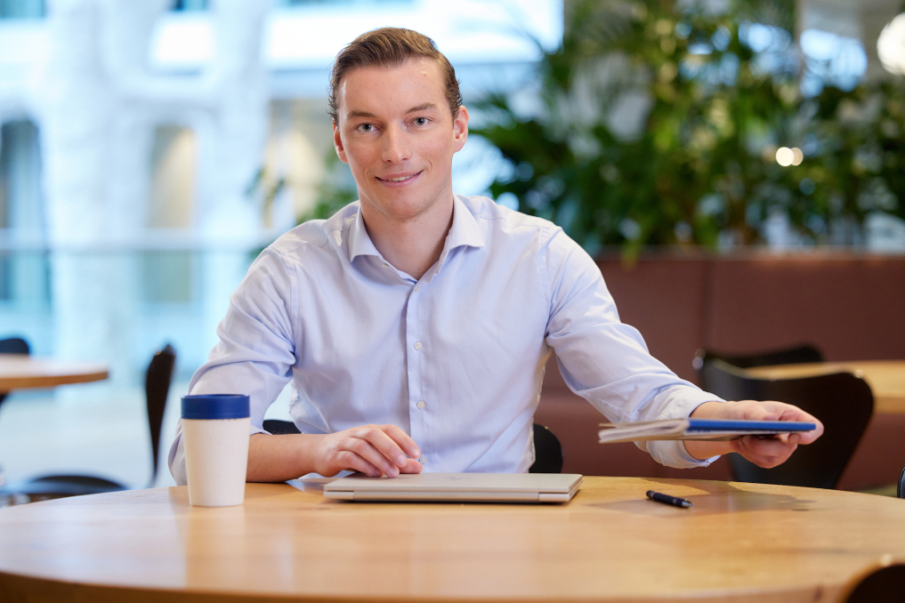 Portret van collega bij het ministerie van Financiën