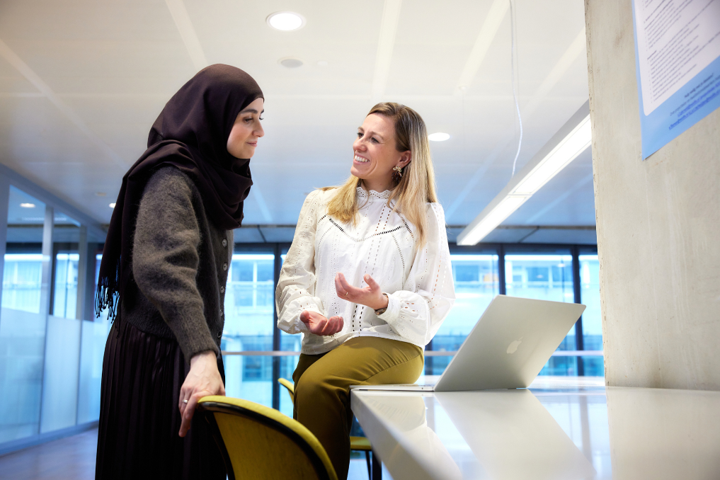2 collega's bij het ministerie van Financiën