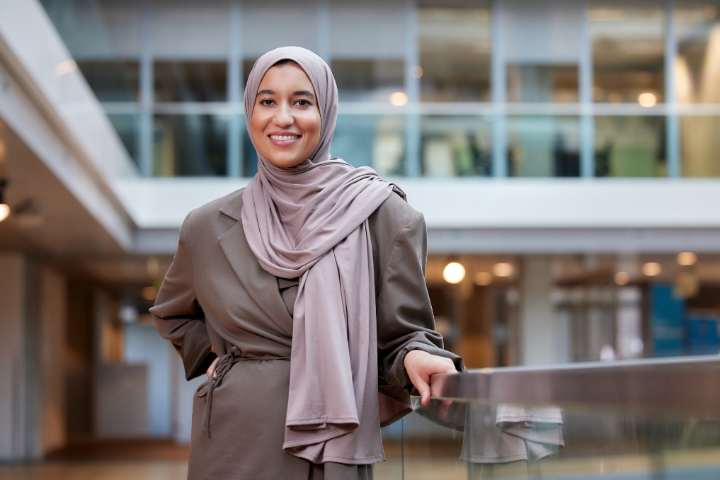 Nisrien in de gang bij het ministerie van Financiën. Ze is er communicatiemedewerker