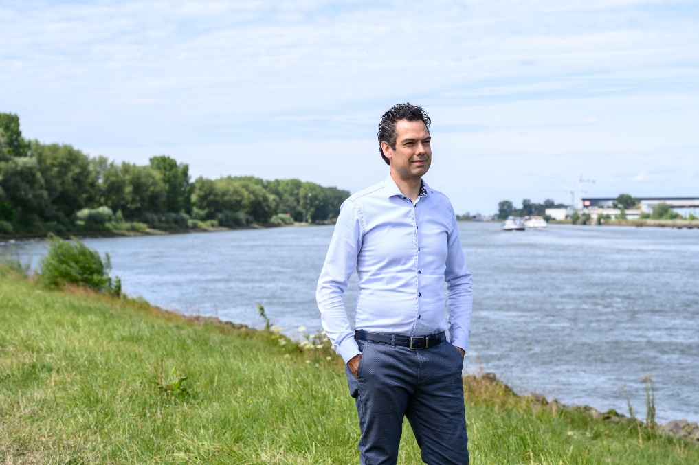 Foto van Paul Bakker in een landschap met water