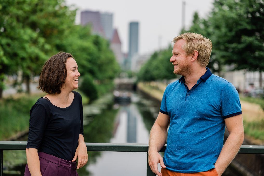 Annika ten Wolde met collega bij de ANVS
