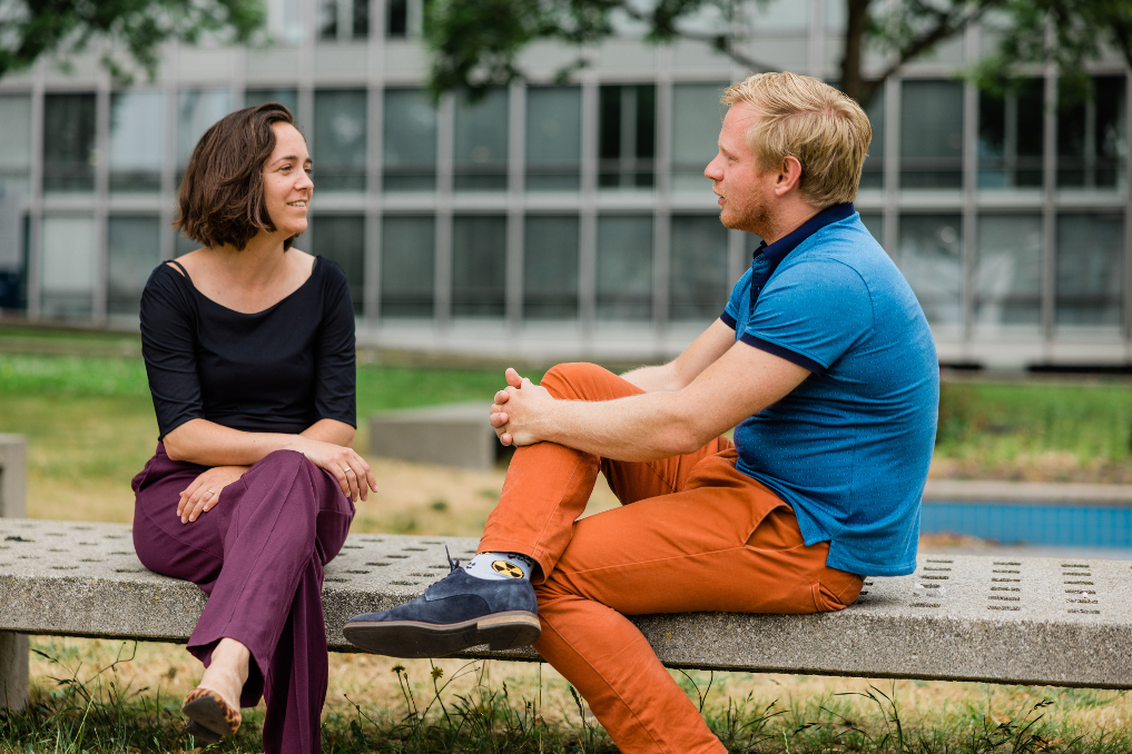 Joran de Jong met collega Annika. Joran is vergunningverlener bij de Autoriteit Nucleaire Veiligheid en Stralingsbescherming