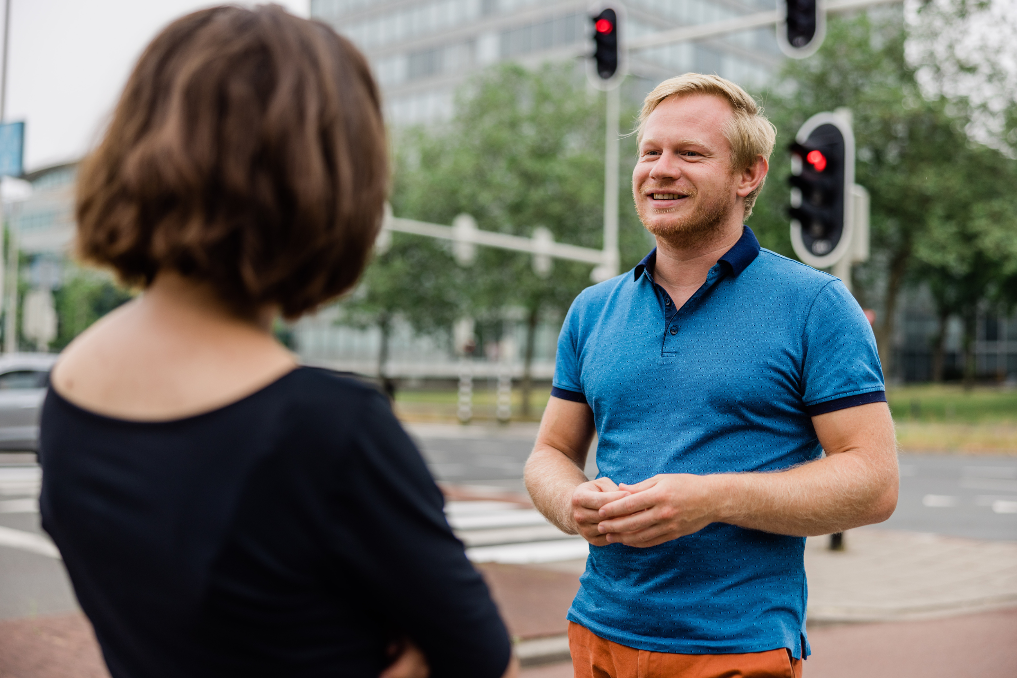 Joran en Annika in gesprek. Zij zijn collega's bij de Autoriteit Nucleaire Veiligheid en Stralingsbescherming (ANVS)