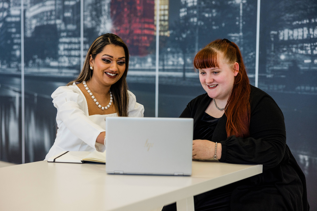 Managementondersteuners Sariesma en Inge bij de ANVS samen achter de laptop