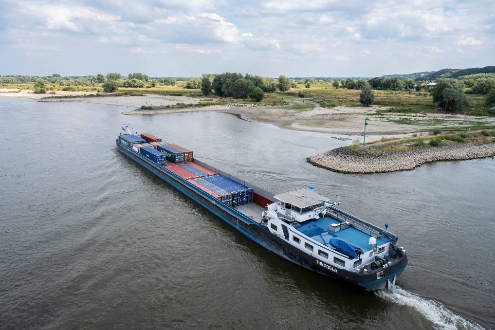 Binnenvaartschip op de Rijn