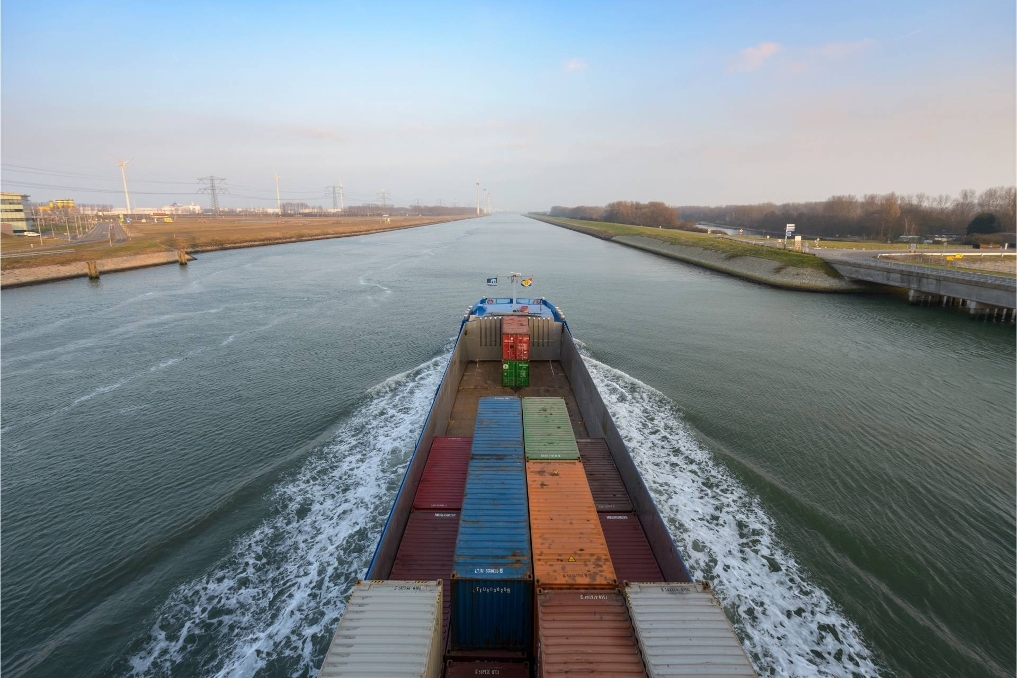 Binnenvaartschip op de Rijn