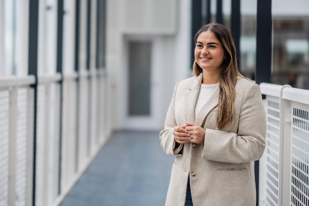 Portret van Coral Verhey. Ze is managementondersteuner bij het ministerie van Infrastructuur en Waterstaat