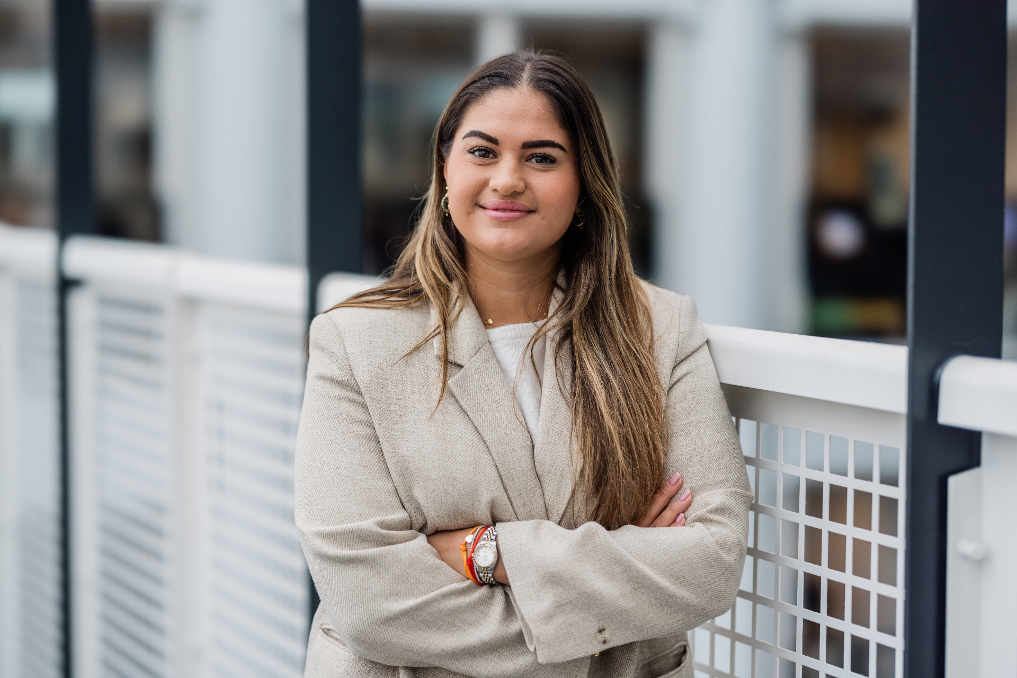 Portret van Coral. Ze is managementondersteuner bij het ministerie van Infrastructuur en Waterstaat