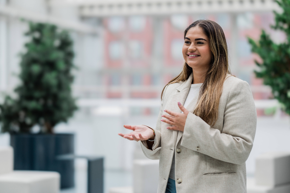 Portret van Coral Verhey. Ze is managementondersteuner bij het ministerie van Infrastructuur en Waterstaat
