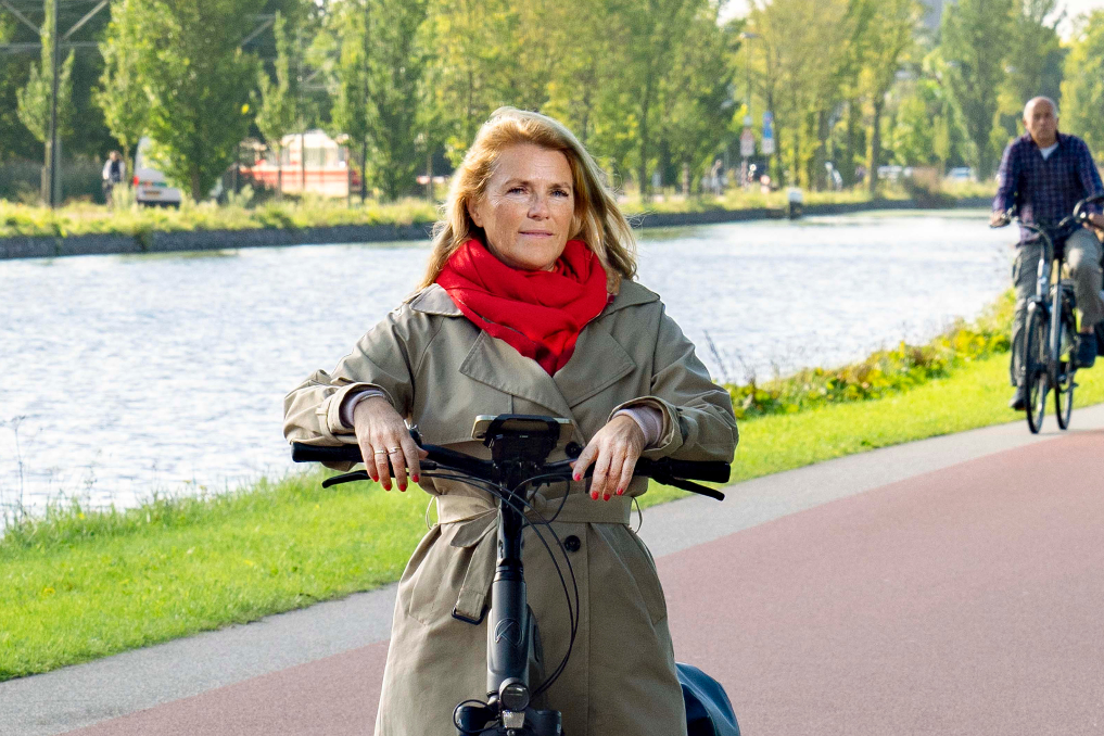 Een collega van het ministerie van Infrastructuur en Waterstaat met haar fiets van de zaak