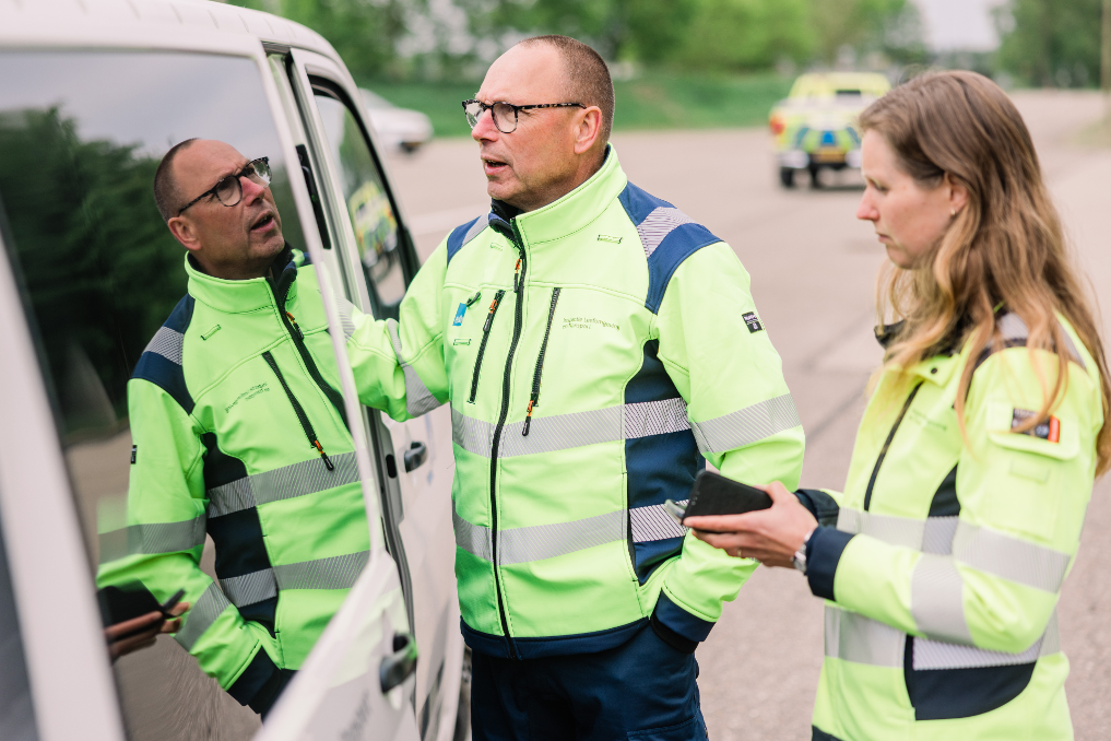 Ron en collega controleren een bij een vrachtwagen. Ze zijn inspecteurs vrachtwagenheffing bij de ILT