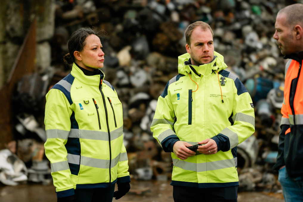 Corné en een collega. Hij is afvalinspecteur de ILT