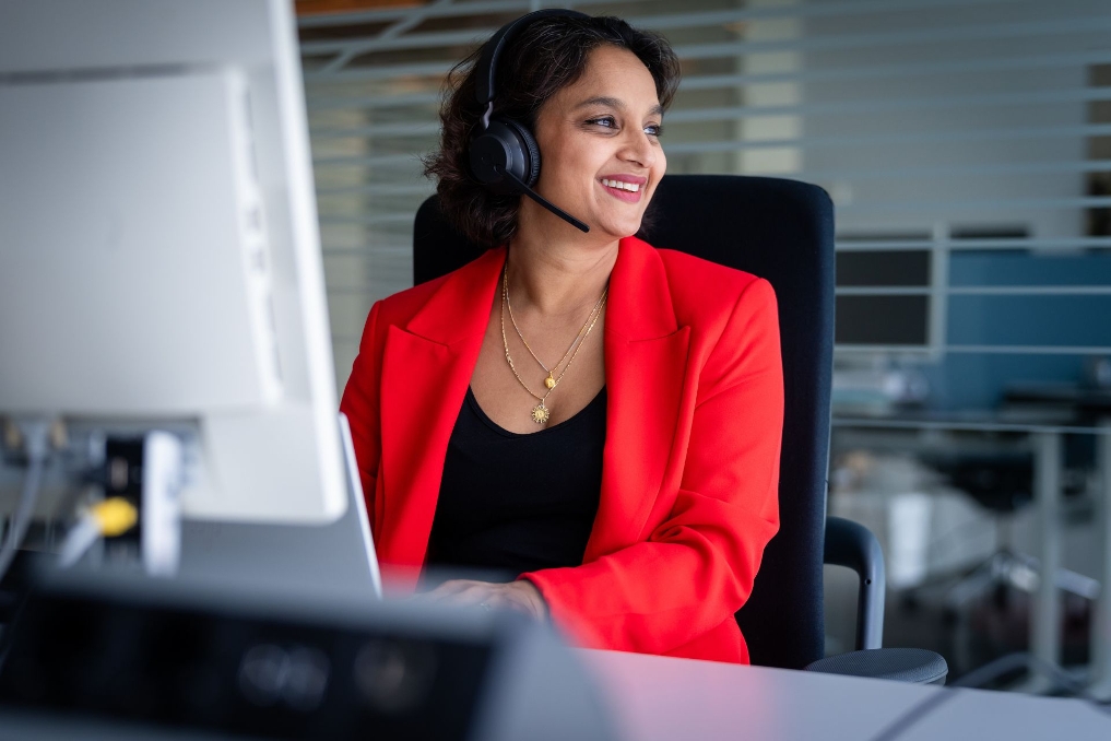 ICT-collega bij de ILT achter haar bureau met computer