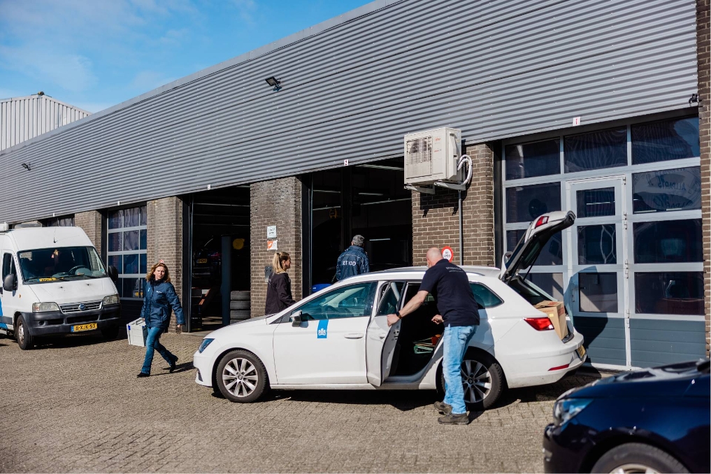 Tafereel van de klapdag. Collega's van de ILT doen een inval bij een van fraude verdacht bedrijf. Ze dragen spullen naar de auto en nemen dat mee voor onderzoek