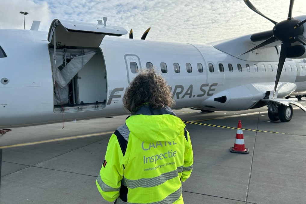 Janny is inspecteur vervoer gevaarlijke stoffen via de lucht. Hier inspecteert ze een vliegtuig