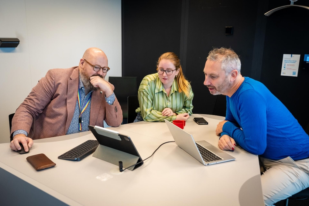 3 collega's om tafel bij de ILT. Zij werken bij de juridische afdeling