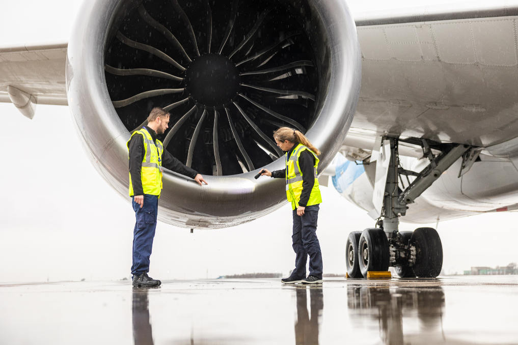 2 ILT luchtvaartinspecteurs inspecteren een vliegtuig