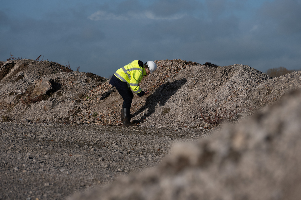 Een inspecteur bij de ILT controleert op eventuele bodemverontreiniging