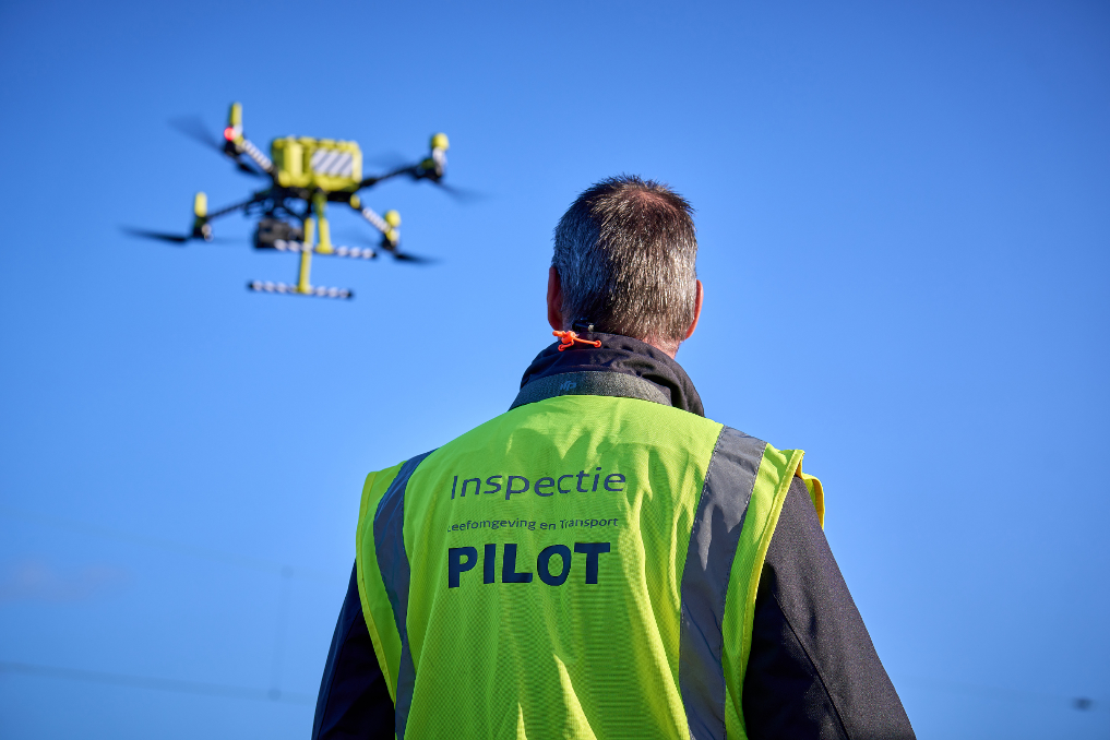 Een inspecteur milieu van de ILT werkt met een drone