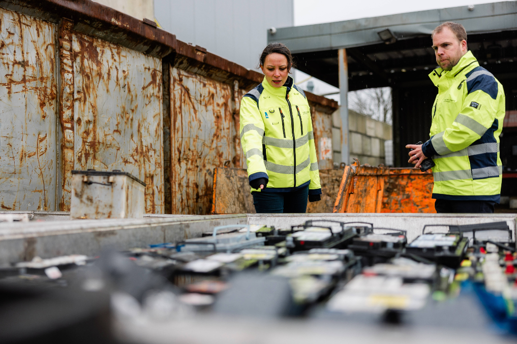 2 inspecteurs milieu van de ILT inspecteren mogelijk gevaarlijk afval